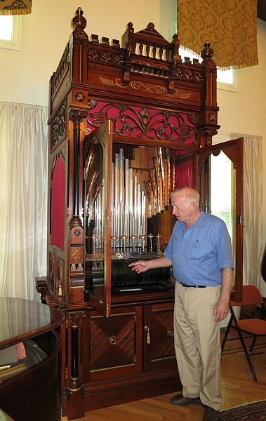 Bill Edgerton explaining operation of a music machine